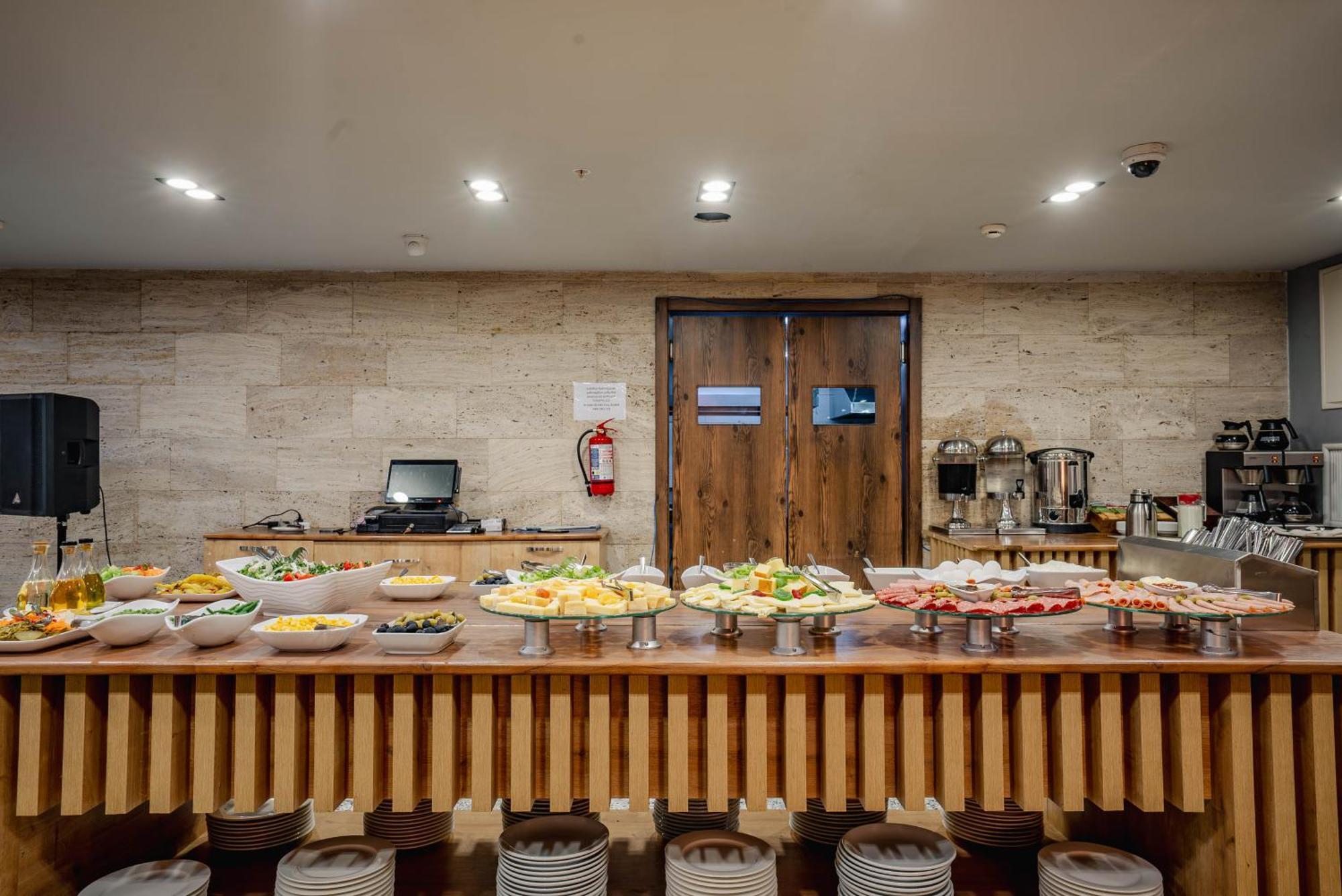 Gudauri Inn Exterior photo The buffet at the restaurant