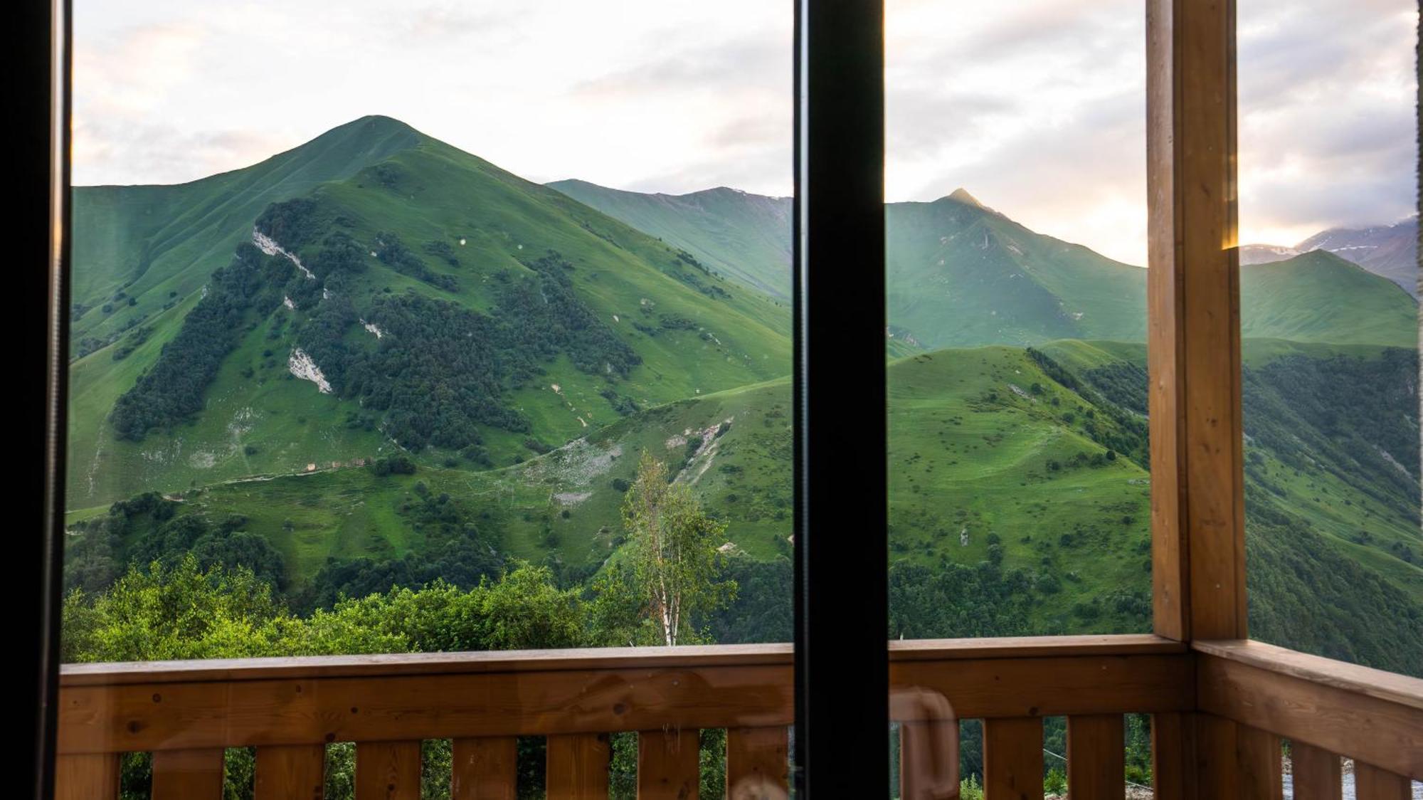 Gudauri Inn Exterior photo View of the range from the resort town of Rosa Khutor