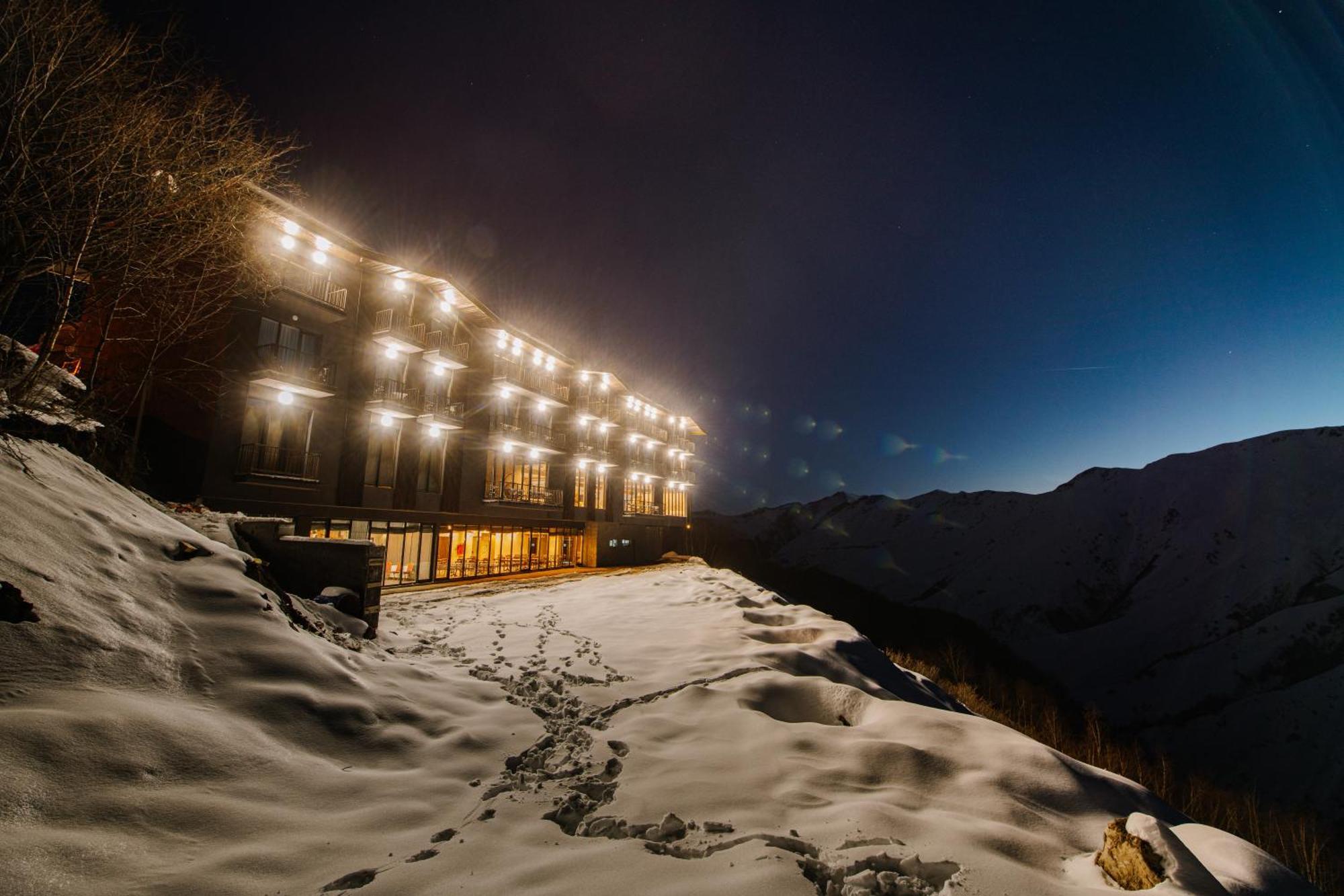 Gudauri Inn Exterior photo The hotel at night