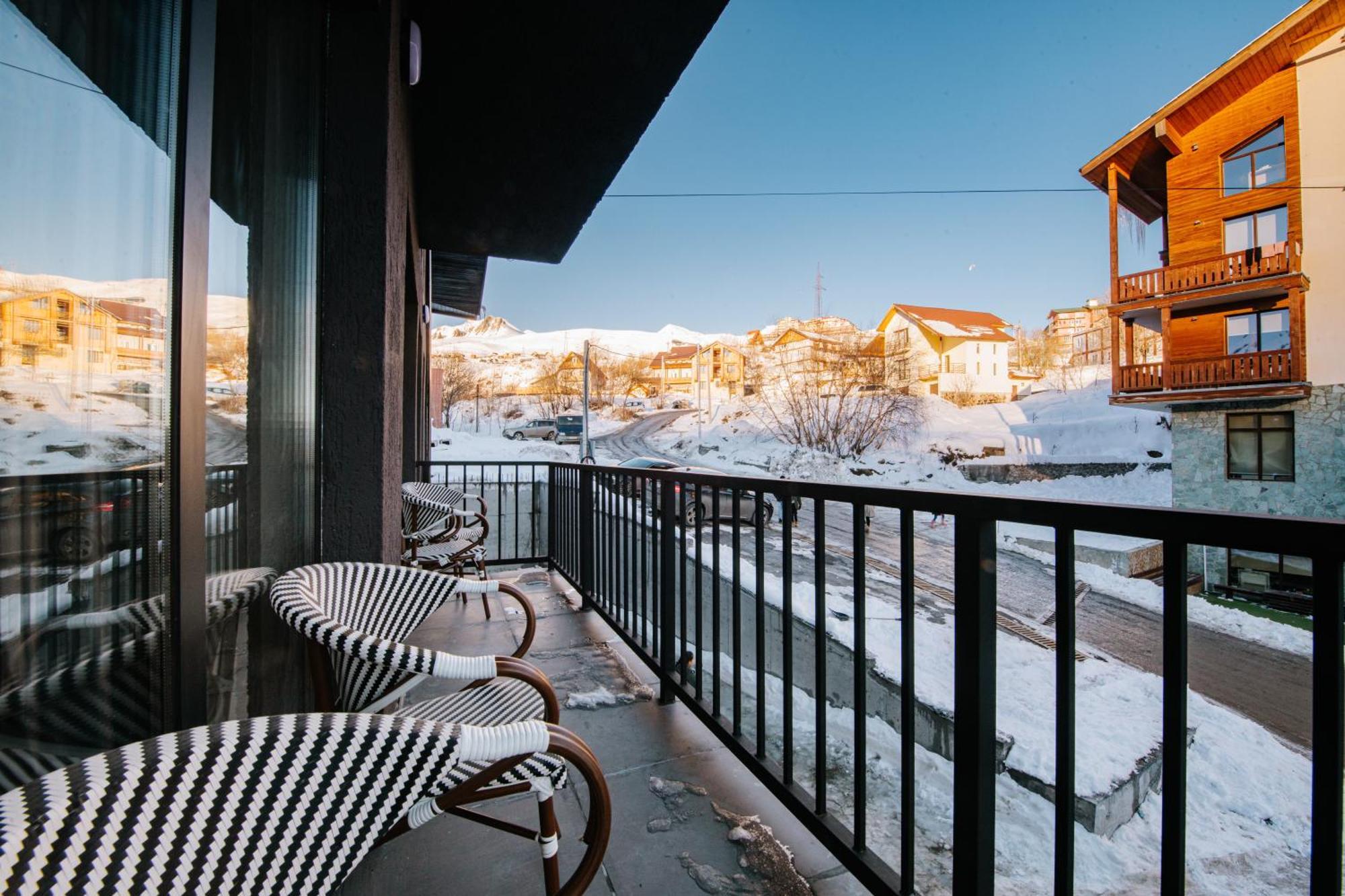 Gudauri Inn Room photo A balcony in the winter