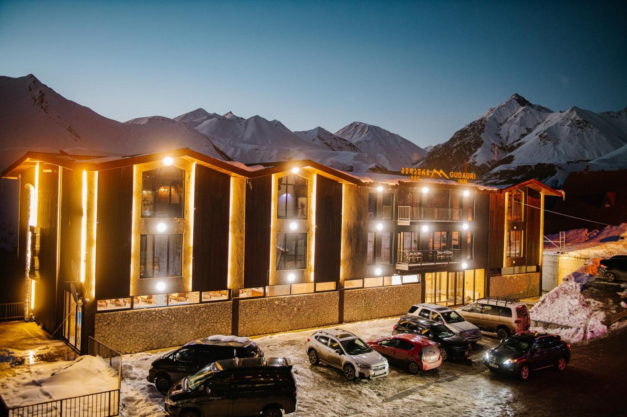 Gudauri Inn Exterior photo The hotel at night